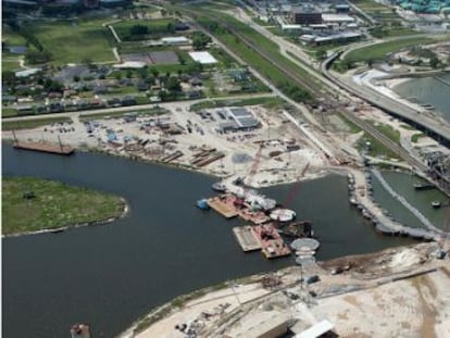 Imagen a&eacute;rea del nuevo dique en el lago Pontchartrain de Nueva Orleans. 