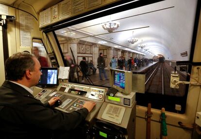 Un empleado de metro conduce un tren en la estacin Paveletskaya.