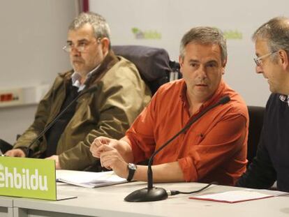 Joxean Agirre, de Sortu, en el centro, junto a Enrique Martínez Flórez e Iñaki Ostolaza.