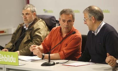 Joxean Agirre, de Sortu, en el centro, junto a Enrique Martínez Flórez e Iñaki Ostolaza.