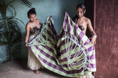 Las jóvenes Mirele Mairingque Santos de Andrade y Erlândia Maria de Jesús Santos muestran el resultado del trabajo de las tejedoras kirirí: una bella hamaca hecha a mano, lista para ser vendida en alguno de los mercados y ferias de artesanía del noreste del estado de Bahía. Vestidas y pintadas de acuerdo a las tradiciones kirirí, son una demostración de que este pueblo indígena ha conseguido, después de décadas de lucha, recuperar no sólo sus tierras, sino su orgullo, identidad y cultura.