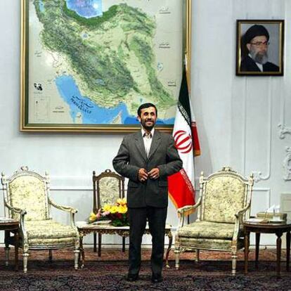 Ahmadineyad posa junto a un mapa de Irán y el retrato del líder supremo, elayatolá Alí Jamenei.