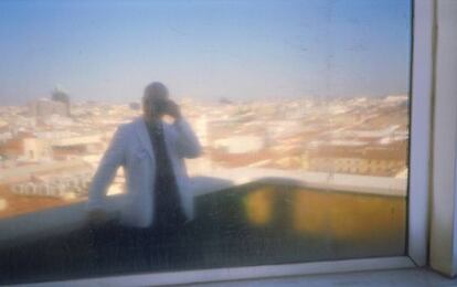 Autorretrato en la terracita-fumadero de la 7ª planta del edificio de la Cadena Ser en Gran Vía. Madrid, Septiembre de 2007. De Pablo Pérez-Mínguez.