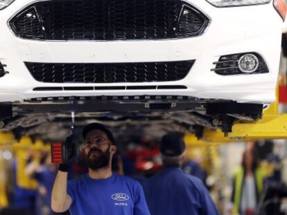 Un operario en la planta de Ford en Almussafes (Valencia)