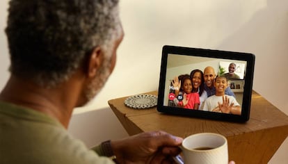 Un usuario, durante una videoconferencia con el nuevo dispostivo de Amazon.