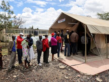 Varias personas esperaban para recibir la vacuna de la covid-19 en una tienda en el hospital público de Narok, en Kenia, el 1 de diciembre de 2021.