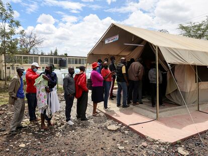Varias personas hacen cola para recibir la vacuna de la covid-19 en el hospital público de Narok, en Kenia, en diciembre de 2021.