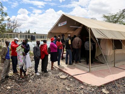 Varias personas hacen cola para recibir la vacuna de la covid-19 en el hospital público de Narok, en Kenia, el 1 de diciembre de 2021.