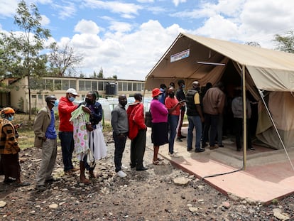 Varias personas hacían cola en noviembre de 2021 para recibir la vacuna de la covid-19 en un hospital público en Narok (Kenia).