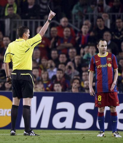 Iniesta ve la tarjeta amarilla ante el Shakhtar en la ida de los cuartos en el Camp Nou.