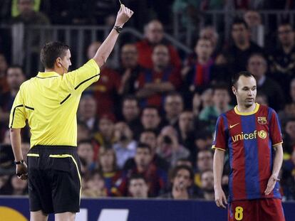 Iniesta ve la tarjeta amarilla ante el Shakhtar en la ida de los cuartos en el Camp Nou.