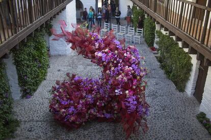 La obra 'Duende' de los artistas Natasha Lisitsa y Daniel Schultz, fue la ganadora del primer premio en el Festival Internacional de las Flores, FLORA, ubicada en el patio de la Posada del Potro de Córdoba.