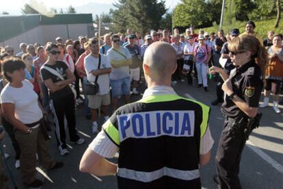 Los policías organizan a un grupo de voluntarios en el monte de Campaño, cerca de Pontevedra.
