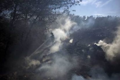 Un bombero participa en la extinción del fuego