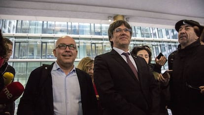 Gonzalo Boye y Carles Puigdemont, en la Fiscalía de Bruselas, en mayo de 2021.