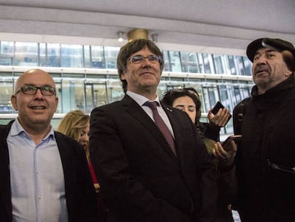 El expresidente de la Generalitat Pere Puigdemont y su abogado, Gonzalo Boye, en la Fiscalía de Bruselas, en mayo de 2021.