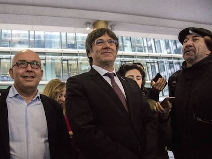 Gonzalo Boye y Carles Puigdemont, en la Fiscalía de Bruselas, en mayo de 2021.
