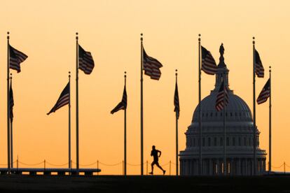 Un hombre corre cerca del monumento a Washington al amanecer en la capital de EE UU.