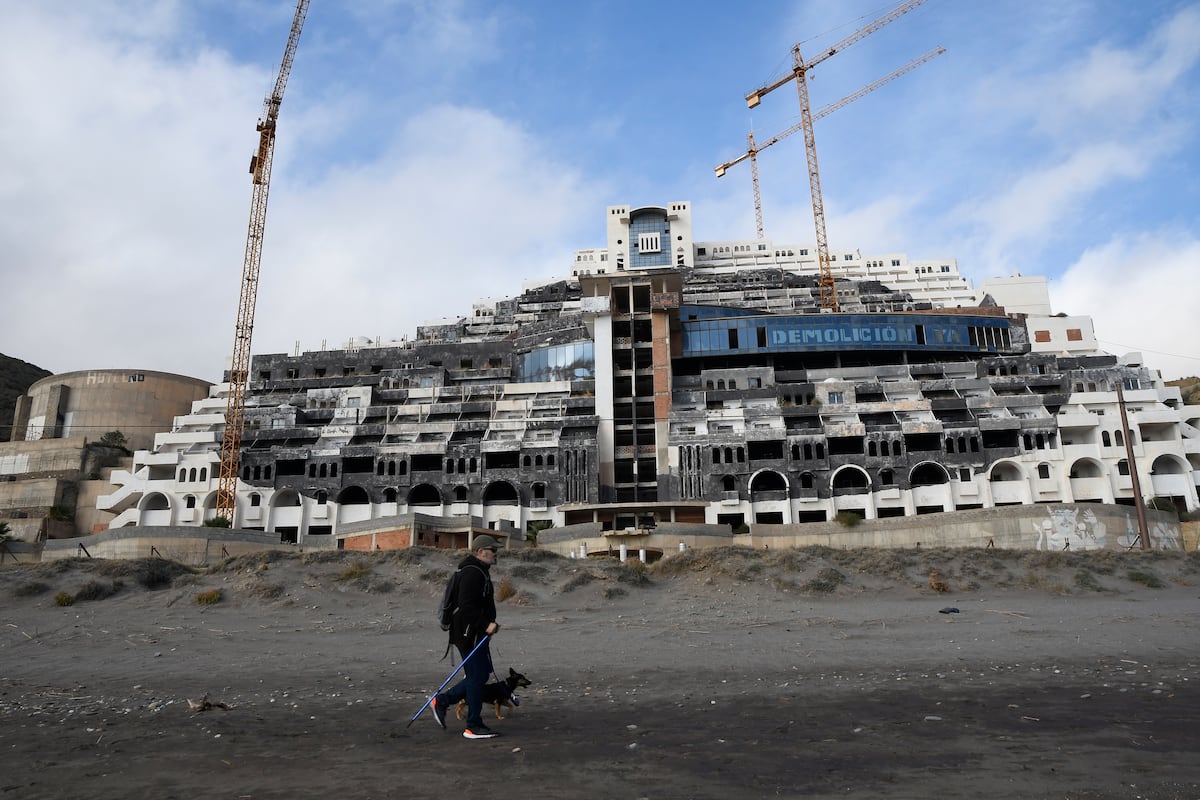 El Gobierno rechaza el recurso de la promotora del Algarrobico contra la expropiación y acerca el momento de su demolición