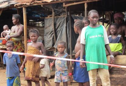 Familia en cuarentena en la ciudad de Moyamba, Sierra Leona.