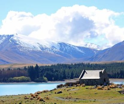 La pequeña iglesia del Buen Pastor, a orillas del lago Tekapo (Nueva Zelanda).