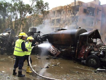 Bomberos extinguen el fuego en un cami&oacute;n cisterna cerca del lugar donde ha ocurrido la explosi&oacute;n esta ma&ntilde;ana.