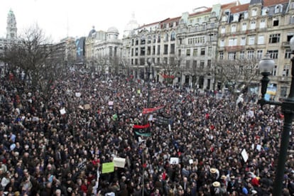 Miles de personas participan en un acto de protesta bajo el lema <i>Geração à rasca</i> ('generación desesperada') en Oporto.