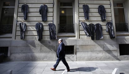 Togues d'advocats penjades al Col·legi d'Advocats de Madrid en una protesta dels defensors del torn d'ofici, el 2015.