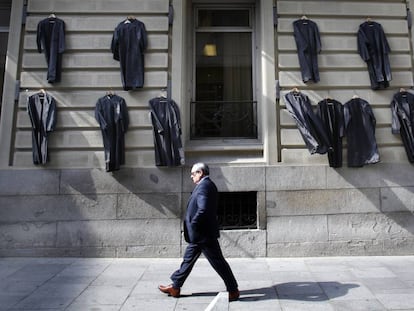 Togues d'advocats penjades al Col·legi d'Advocats de Madrid en una protesta dels defensors del torn d'ofici, el 2015.