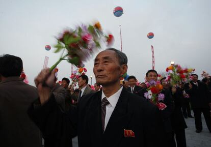 Un hombre asiste a la ceremonia de inauguración de las dos estatuas gigantes de bronce inauguradas en Pyongyang.