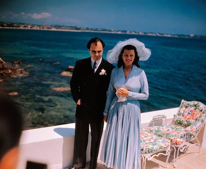 A year later, they were married at the Vallauris Town Hall, in southeastern France. The reception had a display that would astonish all the fans of today’s celebrity couples (who now dominate streaming platforms), as it took place on a blanket made of 30,000 roses, next to a pool containing eau de cologne. In the image, you can see them posing at the location where the ceremony took place, the Chateau De L’Horizon.