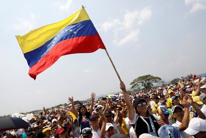 Una multitud ondea la bandera venezolana durante el concierto en el puente de Tienditas.