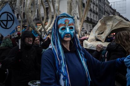 Una activista de Extinction Rebellion durante la Marcha por los Océanos Muertos, para denunciar la importancia de preservar el entorno marino, el 8 de diciembre de 2019, en Madrid, coincidiendo con la celebración de la Cumbre del Clima en la capital del España. Unas 30 personas se vistieron de azul para representar el agua de los mares.