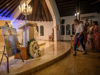 Amigos de Edwin asisten a la misa de los 9 días de fallecido en Montería (Colombia), el 10 de agosto.