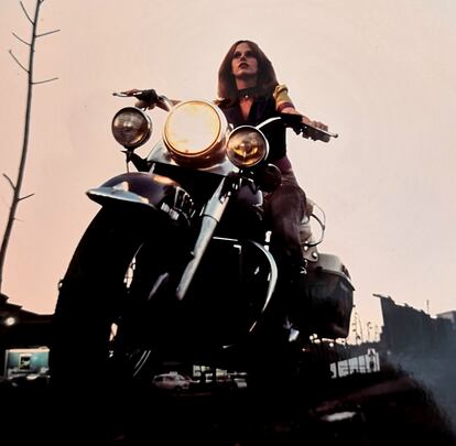 En 1973, año del nacimiento de 'Popular 1', subida a la Harley Davidson de su pareja, Martin Frias.