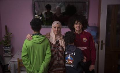 Chamsoadoha Saidi y su hijo Walid Azouaoui, de frente, posan en su vivienda de Leganés junto a los dos pequeños de la casa.