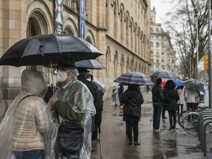 Una pareja bajo la lluvia en Barcelona, en una imagen de archivo.