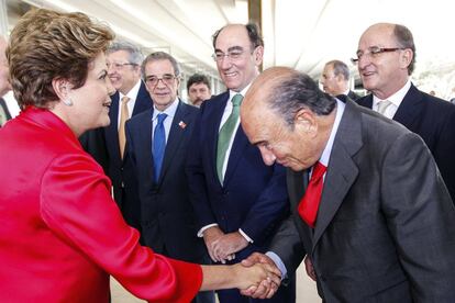 A presidenta Dilma Rousseff cumprimenta Botín diante dos presidentes da Telefónica, César Alierta; Iberdrola, José Ignacio Sánchez Galán; e Repsol, Antonio Brufau, em Brasília.