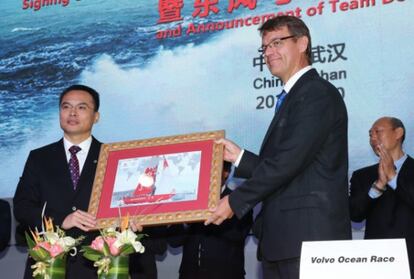 Jie Qin, responsable de Dongfeng, y Knut Frostad, director de la Volvo.