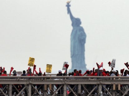 Un grupo de inmigrantes se manifiestan en el puente de Brooklyn, en Nueva York, contra la ley de Arizona