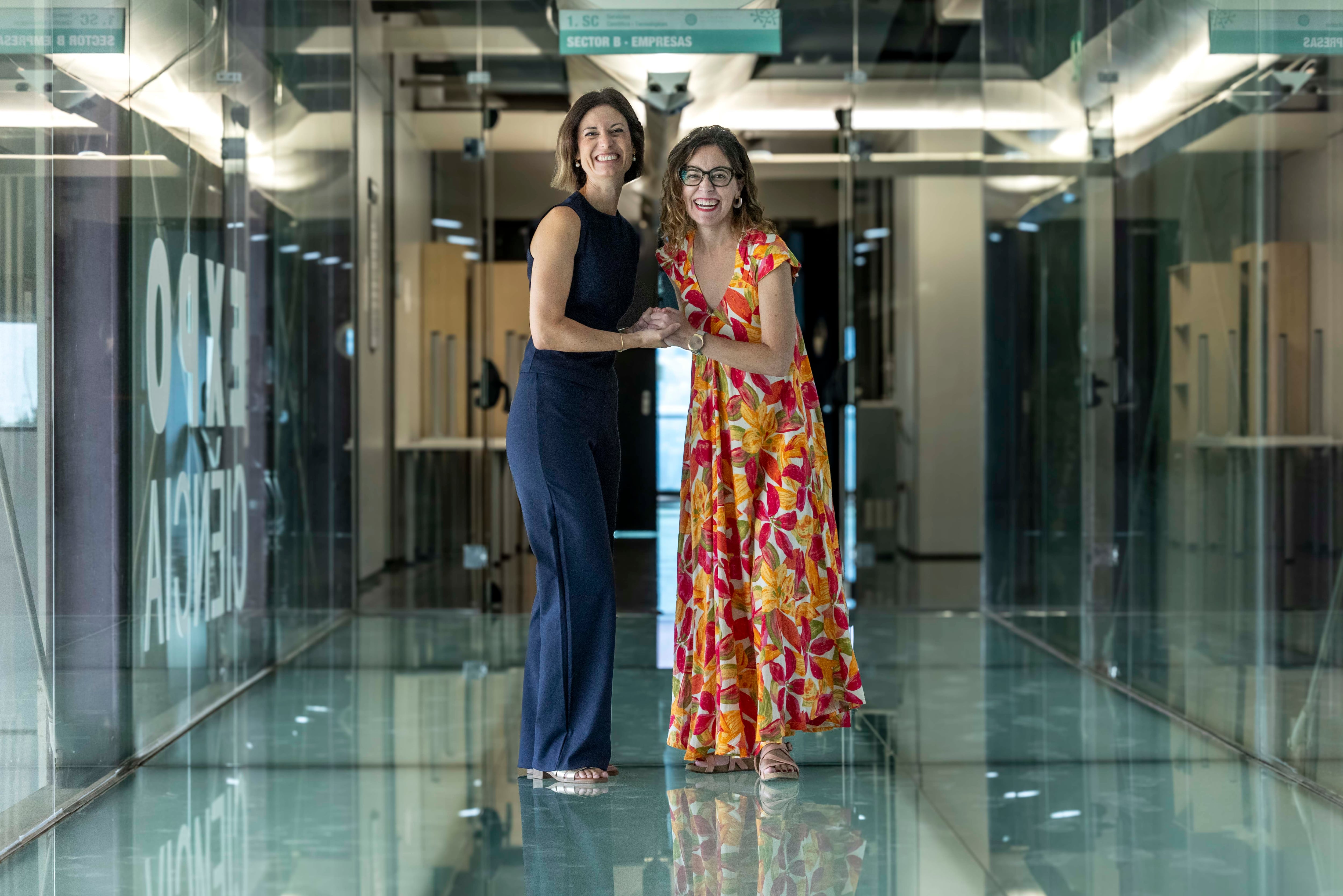 Irene Nevado, a la derecha, junto a la bióloga Pilar Domingo-Calap, en el Parque Científico de la Universidad de Valencia.