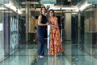 Irene Nevado, a la derecha, junto a la bióloga Pilar Domingo-Calap, en el Parque Científico de la Universidad de Valencia