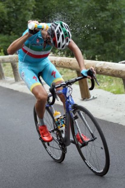 Nibali se refresca en un momento de su escapada. 