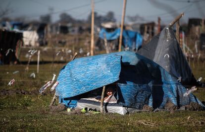 Más de 1.000 personas viven en carpas y casas precarias en un terreno tomado en la localidad bonaerense de Guernica.