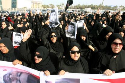 Manifestación en Manama en protesta por la muerte del joven chií Ali Fadhel al Matruk (en las fotos).