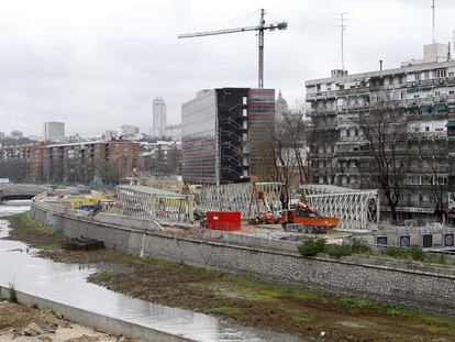 Obras en el río Manzanares a la altura del paseo de la Ermita del Santo.