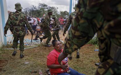 Una mujer que cayó pide misericordia durante los enfrentamientos entre los partidarios del Presidente Uhuru Kenyatta y la policía.