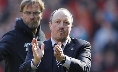 Rafa Benitez aplaude a la grada de Anfield.