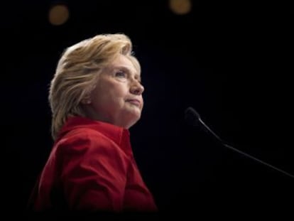 Clinton se encuentra de plató en plató promocionando el libro de su derrota. La última polémica sobre las primarias demócratas es, para quien aún lo dudaba, su estocada final