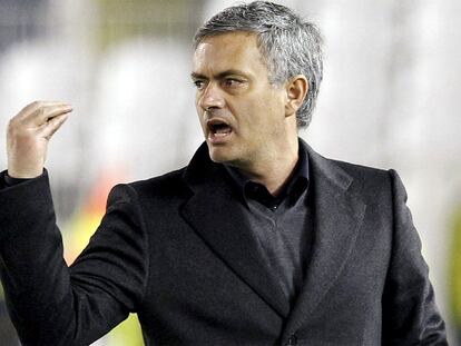 José Mourinho protesta una decisión del árbitro en el partido Racing-Madrid.